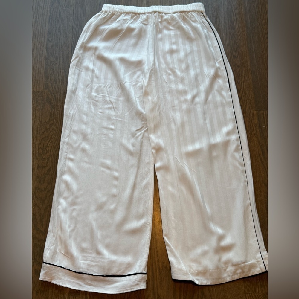 Anthropology, pull on-elasticized pants. Hemming repair in one side require H - Picture 4 of 5